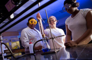 Chemistry salary - Chemists doing chemistry experiments