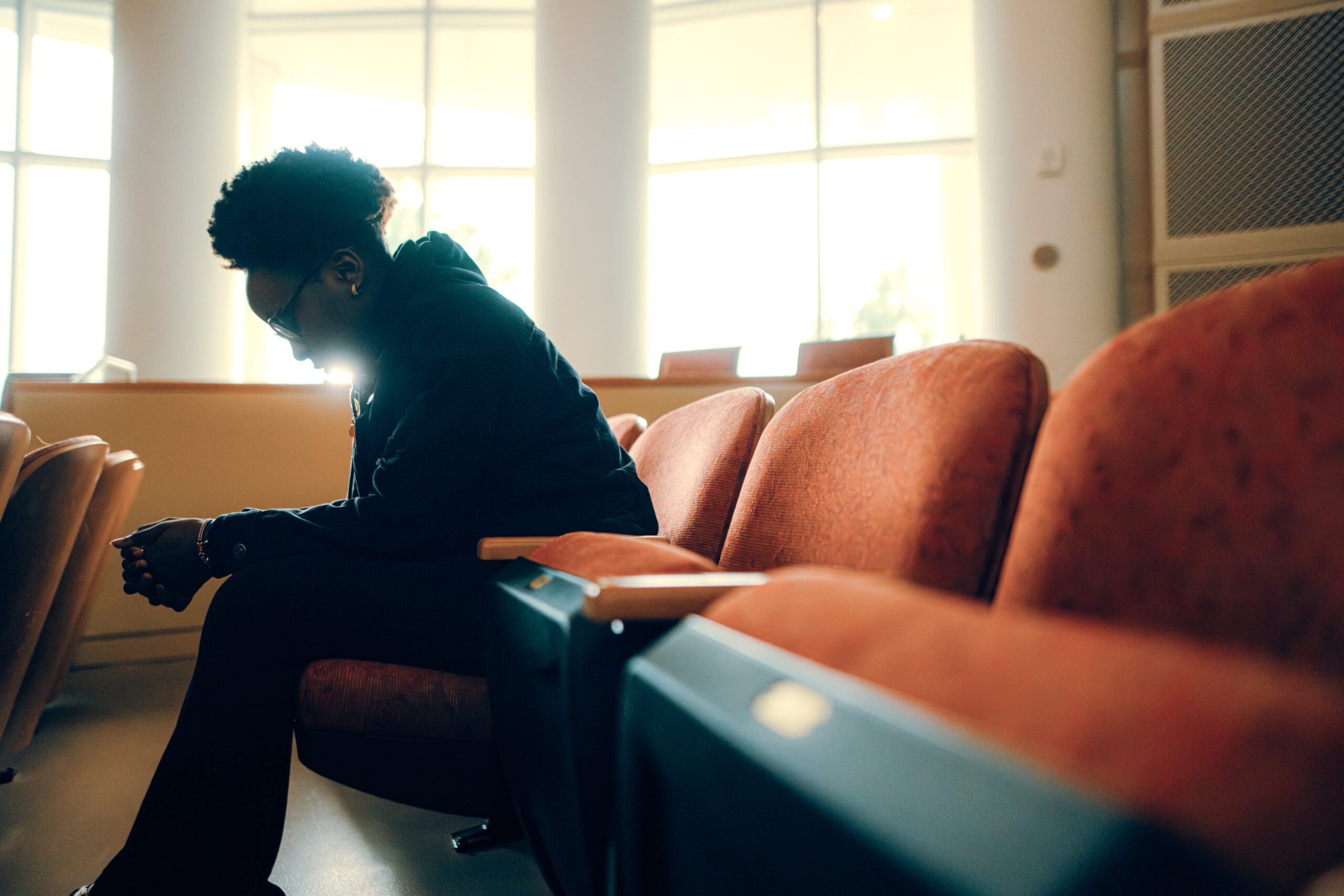 HCU student praying in Belin Chapel.